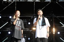 左から浜崎美保、タブゾンビ（Tp / SOIL & "PIMP" SESSIONS）。