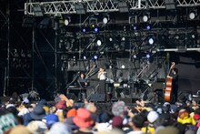 中島美嘉のライブの様子。