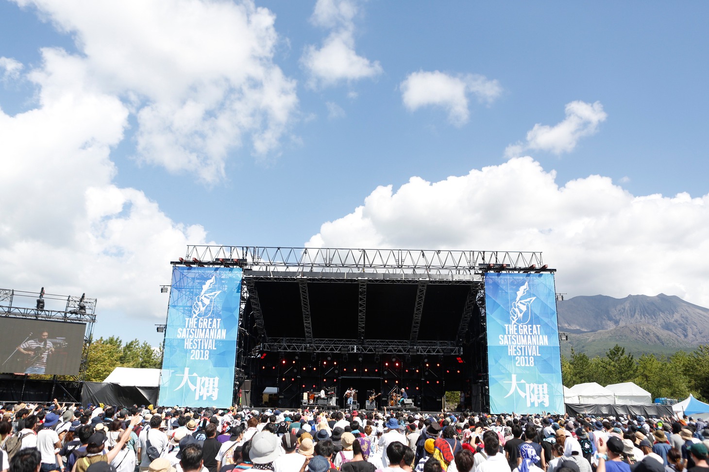 SPECIAL OTHERSのライブの様子。