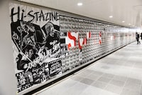 渋谷駅地下コンコースで展開されている「Hi-STA ZINE」のピールオフ広告。（写真提供：ピザ・オブ・デス・レコーズ）