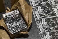 無料配布されている「Hi-STA ZINE」。（写真提供：ピザ・オブ・デス・レコーズ）