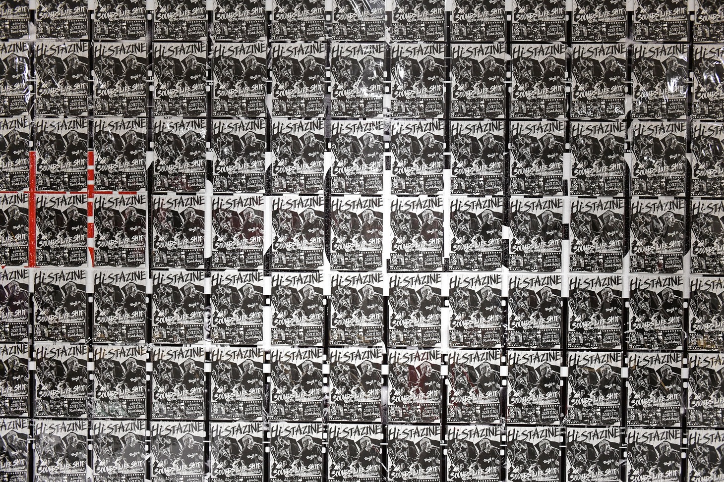 壁面を覆う「Hi-STA ZINE」。（写真提供：ピザ・オブ・デス・レコーズ）