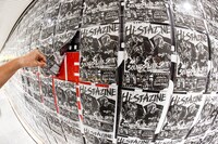 渋谷駅地下コンコースで展開されている「Hi-STA ZINE」のピールオフ広告。（写真提供：ピザ・オブ・デス・レコーズ）