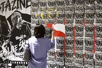 貼られたZINEを持ち帰るファン。（写真提供：ピザ・オブ・デス・レコーズ）