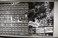 渋谷駅地下コンコースで展開されている「Hi-STA ZINE」のピールオフ広告。（写真提供：ピザ・オブ・デス・レコーズ）