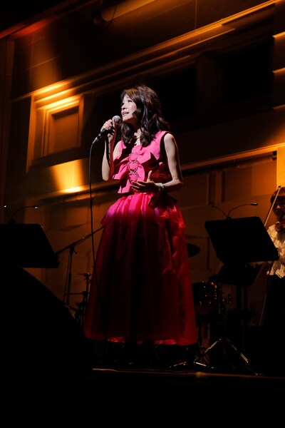 石川ひとみ デビュー40周年記念コンサート～『右向け右』から『わたしの毎日』」の様子。（写真提供：テイチクエンタテインメント）