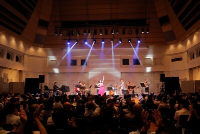 石川ひとみ デビュー40周年記念コンサート～『右向け右』から『わたしの毎日』」の様子。（写真提供：テイチクエンタテインメント）