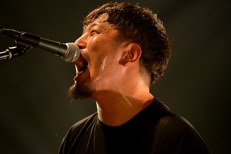 菊池信也（Vo, G）（Photo by YASUMASA HANDA［Showcase］）