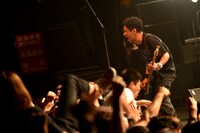 鈴野洋平（B, Cho）（Photo by YASUMASA HANDA［Showcase］）