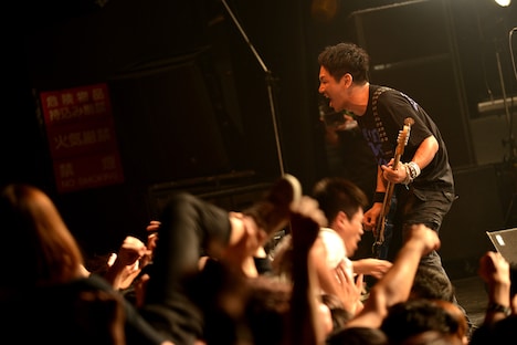 鈴野洋平（B, Cho）（Photo by YASUMASA HANDA［Showcase］）