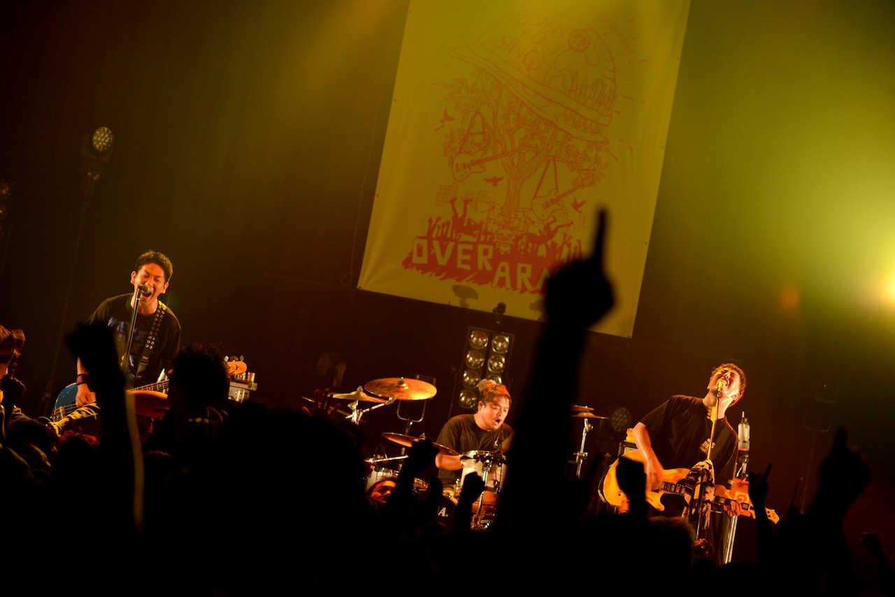 OVER ARM THROW、ファンと作り上げた15周年ワンマン「OVER ARMY