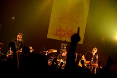 OVER ARM THROW、ファンと作り上げた15周年ワンマン「OVER ARMY」