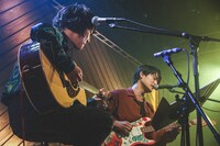 石崎ひゅーいと尾崎裕哉。（撮影：鈴木友莉）