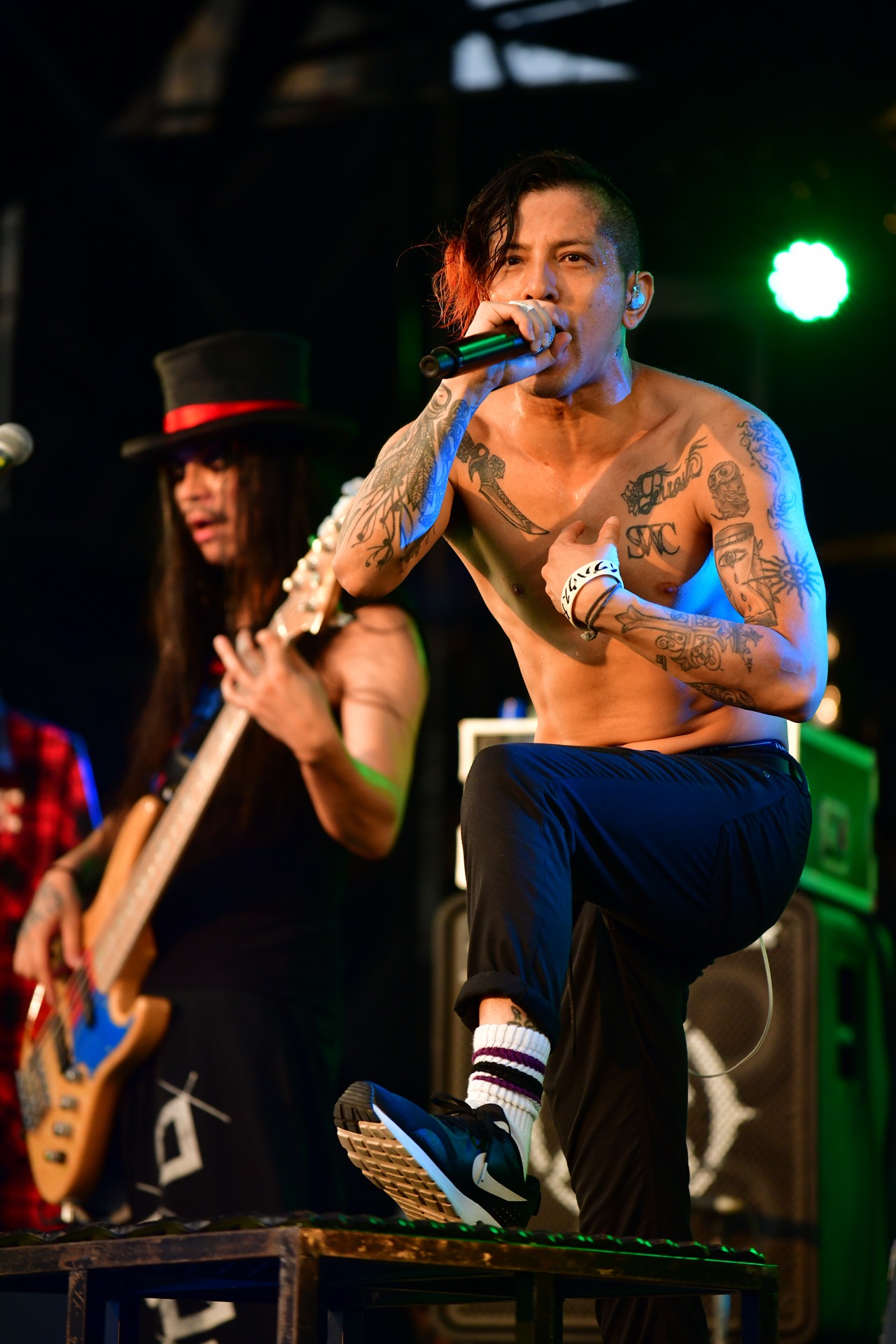 左からKenKen（B）、Kj（Vo, G / Dragon Ash）。