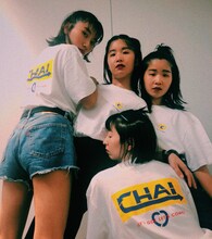 ニューシングル「GREAT JOB / ウィンタイム」付属Tシャツを着用したCHAI。