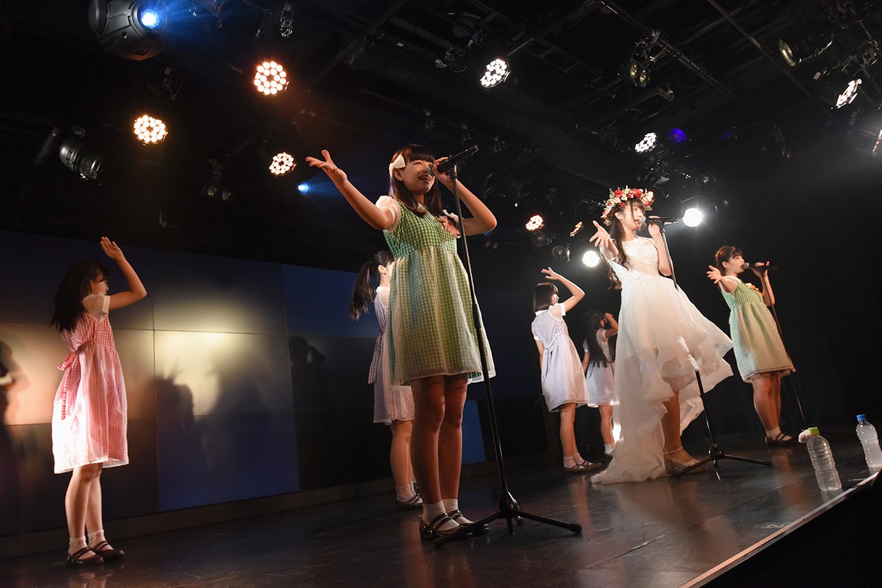 「ハコイリ▽ムスメ阿部かれん卒業公演～愛しい君とあの日の約束～」の様子。