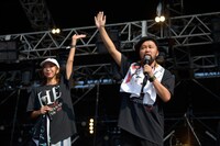 左から浜崎美保、タブゾンビ（Tp / SOIL & "PIMP" SESSIONS）。