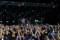 ヤバイTシャツ屋さんのライブの様子。