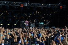 ヤバイTシャツ屋さんのライブの様子。