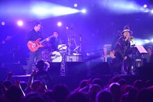 左から加山雄三、タブゾンビ（Tp / SOIL & "PIMP" SESSIONS）。