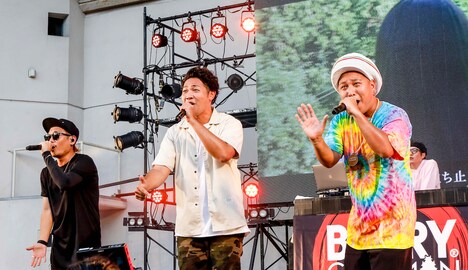 フリーライブ「大阪城ホール公演・出陣式ライブ＠大阪城野音」の様子。（写真提供：UNIVERSAL MUSIC LLC.）