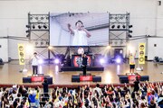 フリーライブ「大阪城ホール公演・出陣式ライブ＠大阪城野音」の様子。（写真提供：UNIVERSAL MUSIC LLC.）
