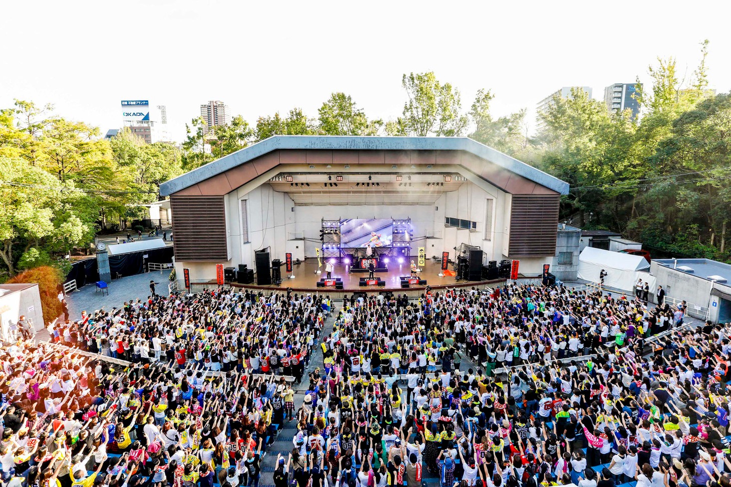 フリーライブ「大阪城ホール公演・出陣式ライブ＠大阪城野音」の様子。（写真提供：UNIVERSAL MUSIC LLC.）
