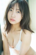 渡邉幸愛 1st写真集「koume」のワンショット。