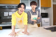 うどんを打つユースケとタクヤ。