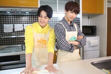 うどんを打つユースケとタクヤ。