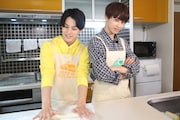うどんを打つユースケとタクヤ。