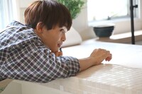 うどんの生地を触るタクヤ。