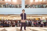 横浜流星と会場に集まったファン。