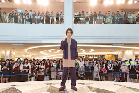 横浜流星と会場に集まったファン。