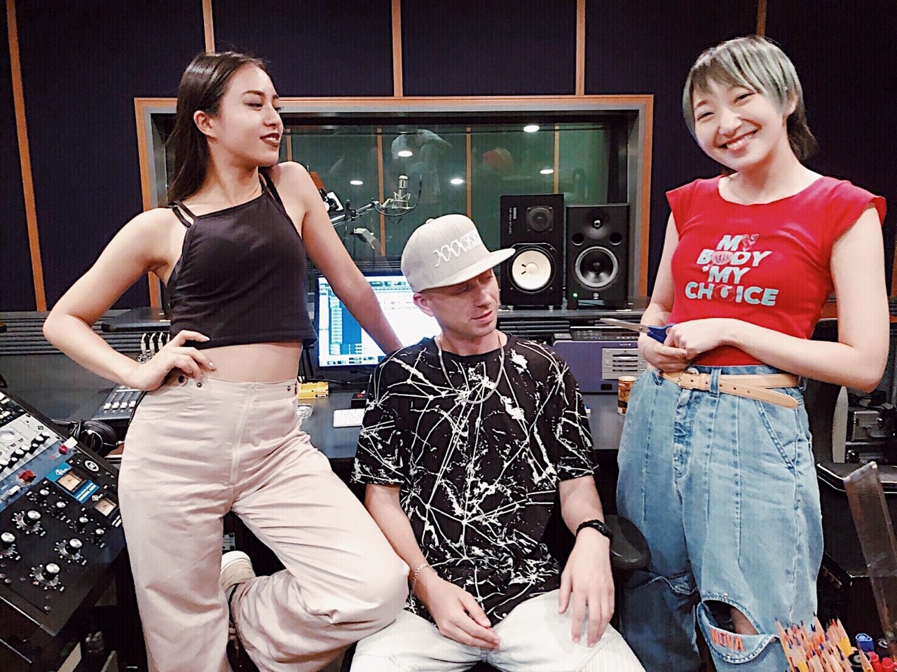 大門弥生とあっこゴリラがタッグ、“レペゼン女性”な前向きノーブラソング発表