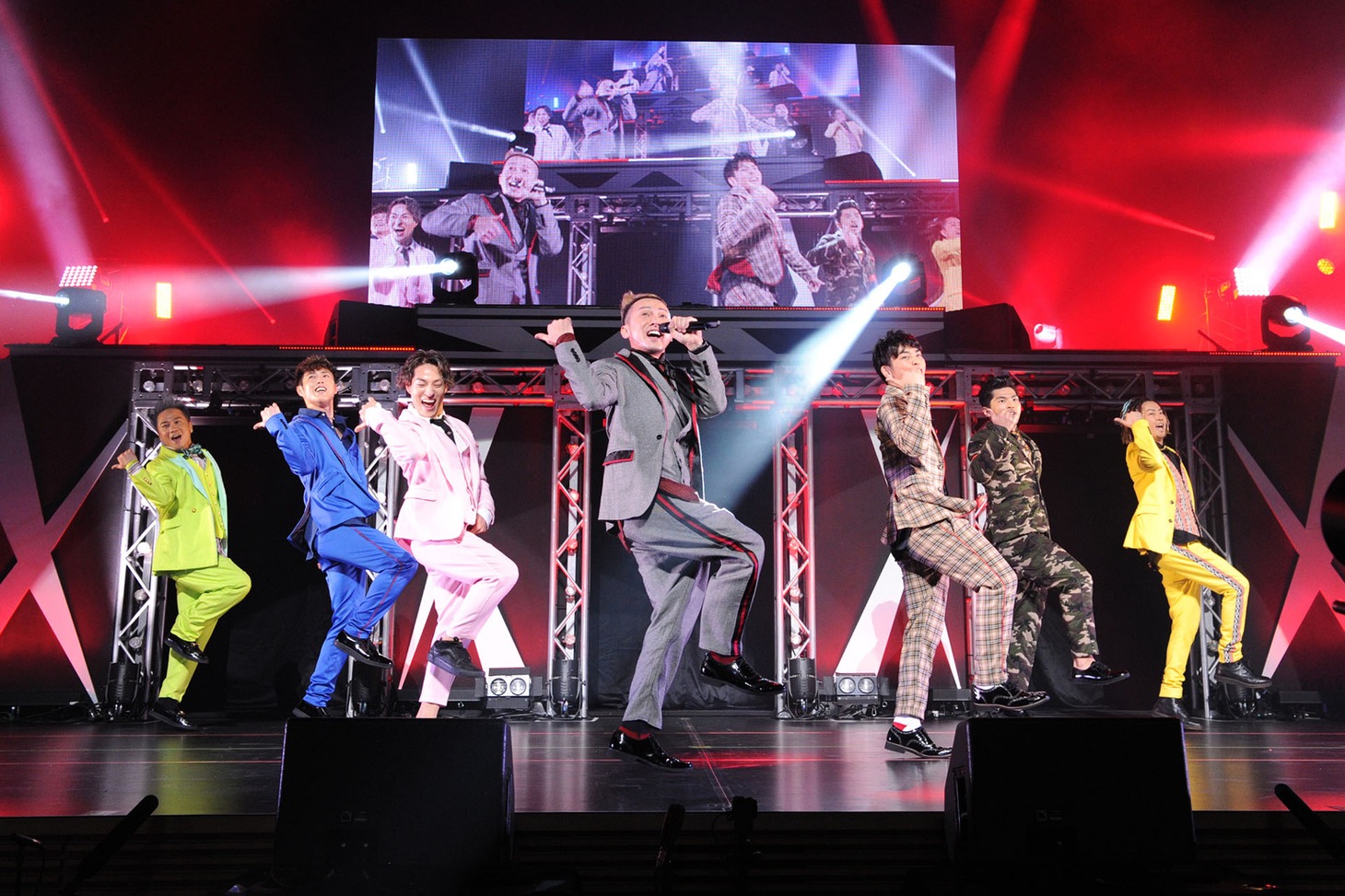 東京・東京国際フォーラム ホールA公演の様子。左からKIMI、YORI、DAICHI、ISSA、KENZO、U-YEAH、TOMO。（写真提供：エイベックス）