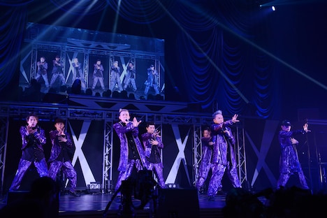 東京・東京国際フォーラム ホールA公演の様子。左からDAICHI、YORI、ISSA、U-YEAH、TOMO、KIMI、KENZO。（写真提供：エイベックス）