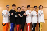 ライブ前に行われた囲み取材の様子。左からKIMI、YORI、DAICHI、ISSA、KENZO、U-YEAH、TOMO。（写真提供：エイベックス）