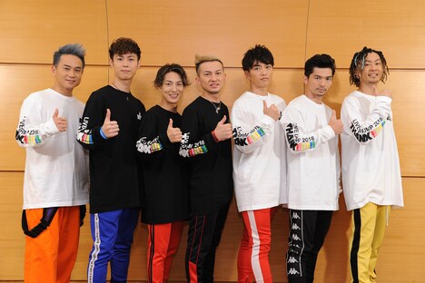 ライブ前に行われた囲み取材の様子。左からKIMI、YORI、DAICHI、ISSA、KENZO、U-YEAH、TOMO。（写真提供：エイベックス）