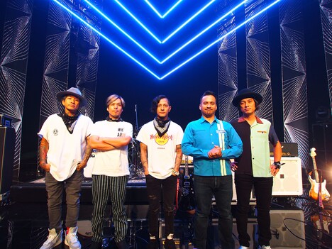 降谷建志とバンドメンバー。