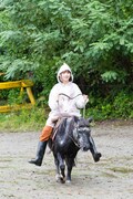 ポニーに乗る与田祐希。(c)「NOGIBINGO!10」製作委員会