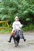 ポニーに乗る与田祐希。(c)「NOGIBINGO!10」製作委員会