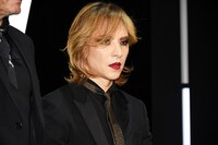 メイクアップ中のYOSHIKI。