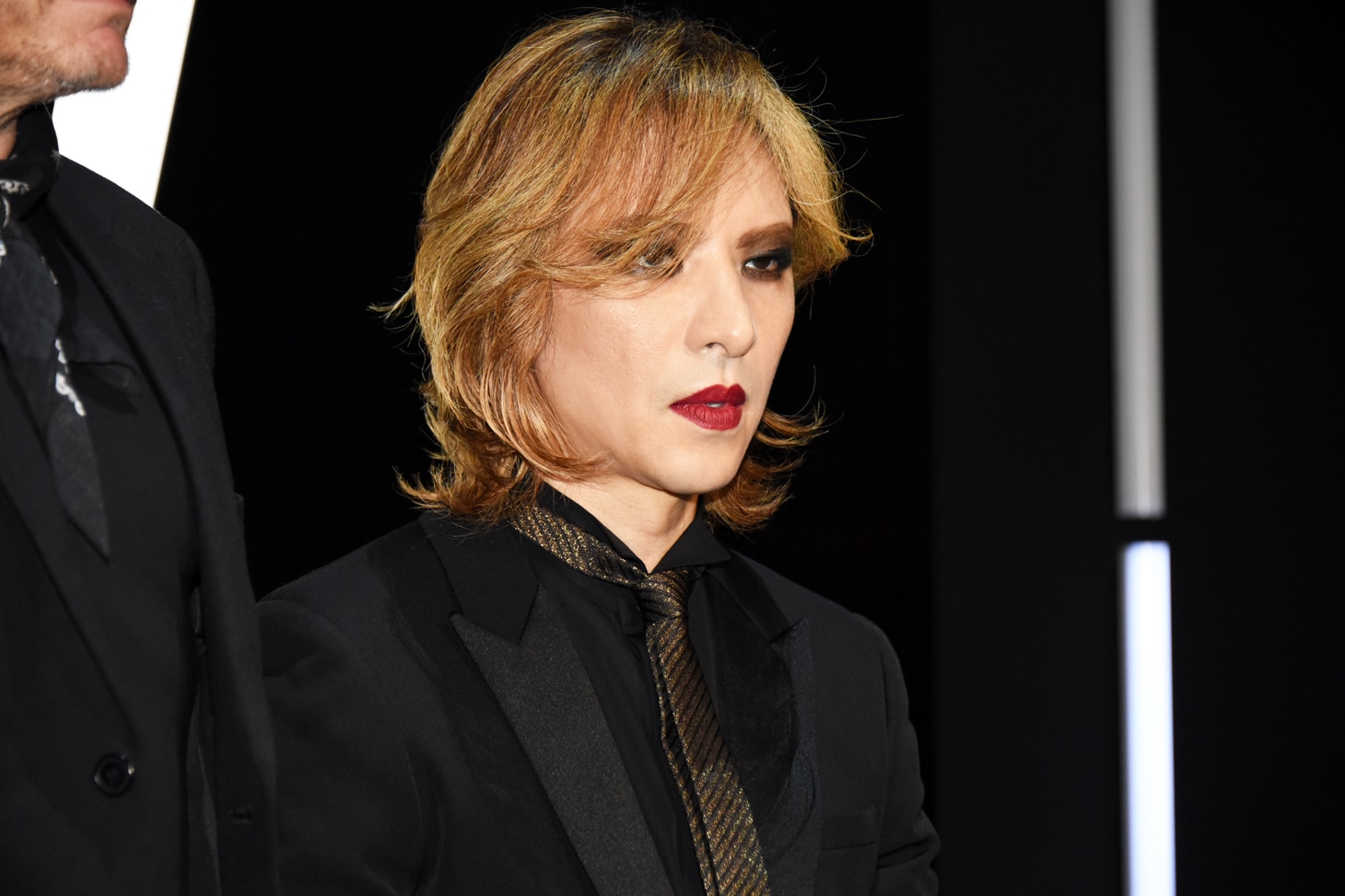 メイクアップ中のYOSHIKI。