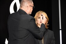 メイクアップ中のYOSHIKI。