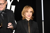 メイクアップ中のYOSHIKI。