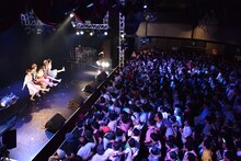 ラインダンスで一体となるNegicco、バニビ、観客。