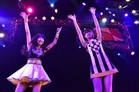 佐保明梨（左）とレナ（右）。