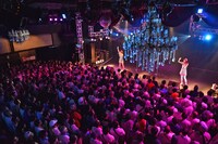 バニラビーンズによるライブの様子。