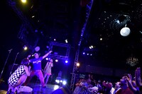 サインボールを打ち込む掟ビーンズ。